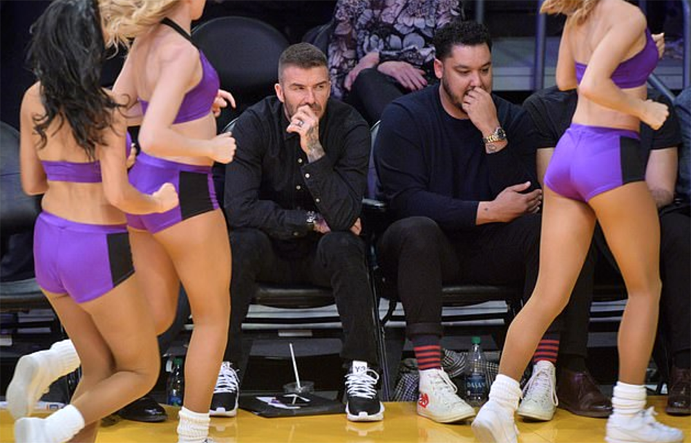 Cựu sao bóng đá David Beckham bị bắt gặp soi mông những cô gái Lakers Girls đầy hài hước